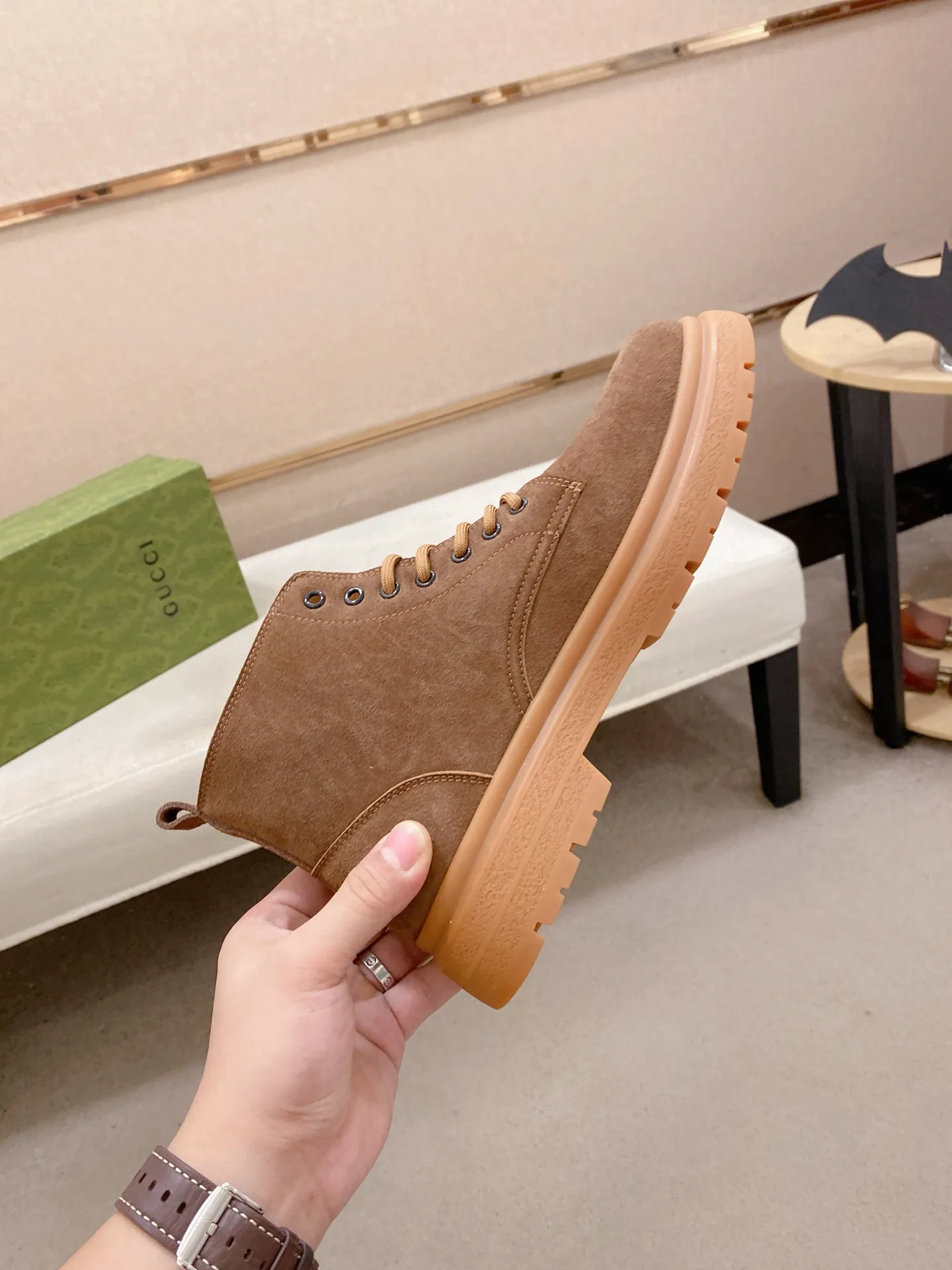 Men's shoes💰 440💰 Leather and velvet lining optional! The new high-top GUCCI counters are on the market at the same time. The new men's shoes and 😘fabric are selected from imported cowhide. The lining: leather lining and plush lining are optional. 👍🏿 High-end ☄️ air-cushion molded anti-slip rubber outsole, exquisite lines, simple and elegant, comfortable and high-end for leisure travel. Code number: 38 to 44 (45 can be customized and cannot be returned or exchanged)